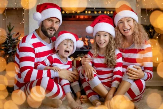 Familie iført julenattøj og julepyjamas